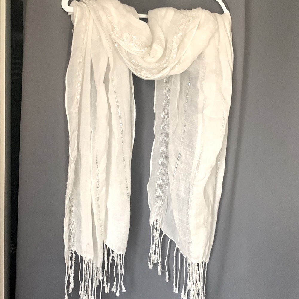 Shimmering airy scarf